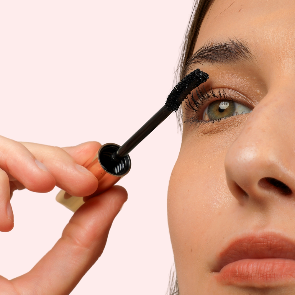 Best Long Lashting Mascara Curls and Lengthens your lashes